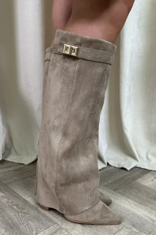 Pantaloni con Stivali a Tacco Alto - Stile Senza Dover Sistemare Continuamente l'Outfit