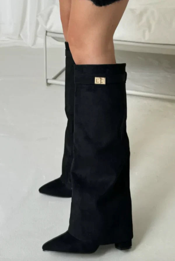 Pantaloni con Stivali a Tacco Alto - Stile Senza Dover Sistemare Continuamente l'Outfit