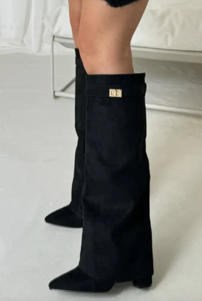Pantaloni con Stivali a Tacco Alto - Stile Senza Dover Sistemare Continuamente l'Outfit