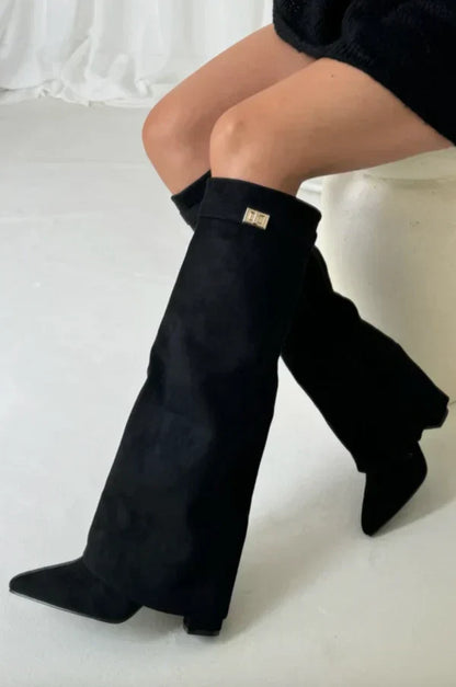 Pantaloni con Stivali a Tacco Alto - Stile Senza Dover Sistemare Continuamente l'Outfit