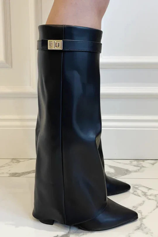 Pantaloni con Stivali a Tacco Alto - Stile Senza Dover Sistemare Continuamente l'Outfit