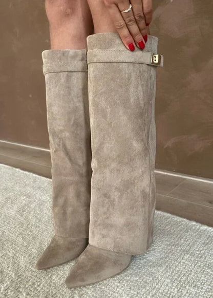 Pantaloni con Stivali a Tacco Alto - Stile Senza Dover Sistemare Continuamente l'Outfit
