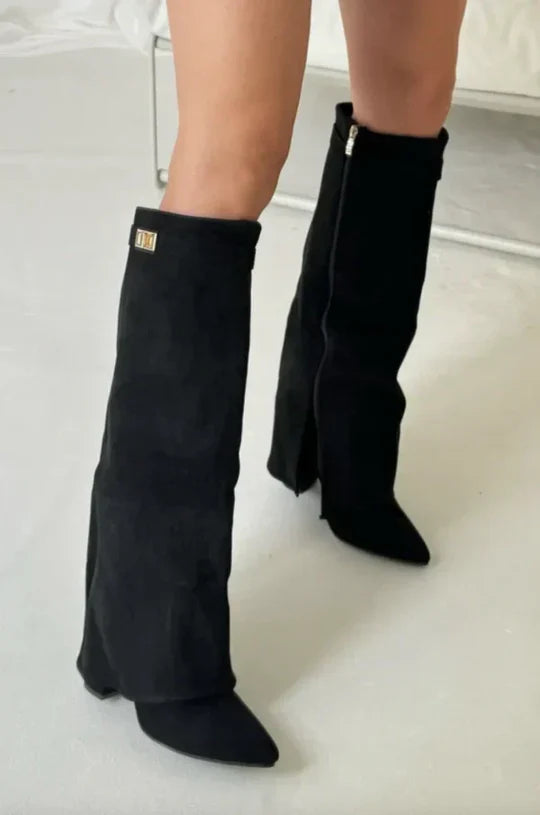 Pantaloni con Stivali a Tacco Alto - Stile Senza Dover Sistemare Continuamente l'Outfit