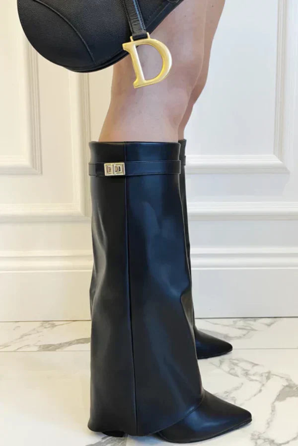 Pantaloni con Stivali a Tacco Alto - Stile Senza Dover Sistemare Continuamente l'Outfit