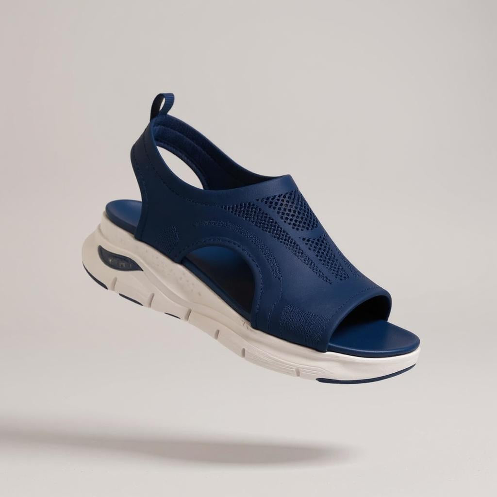Sportliche blaue Sandale mit atmungsaktivem Mesh-Design, offenem Zehenbereich und dicker weißer Sohle für Komfort und Freizeit