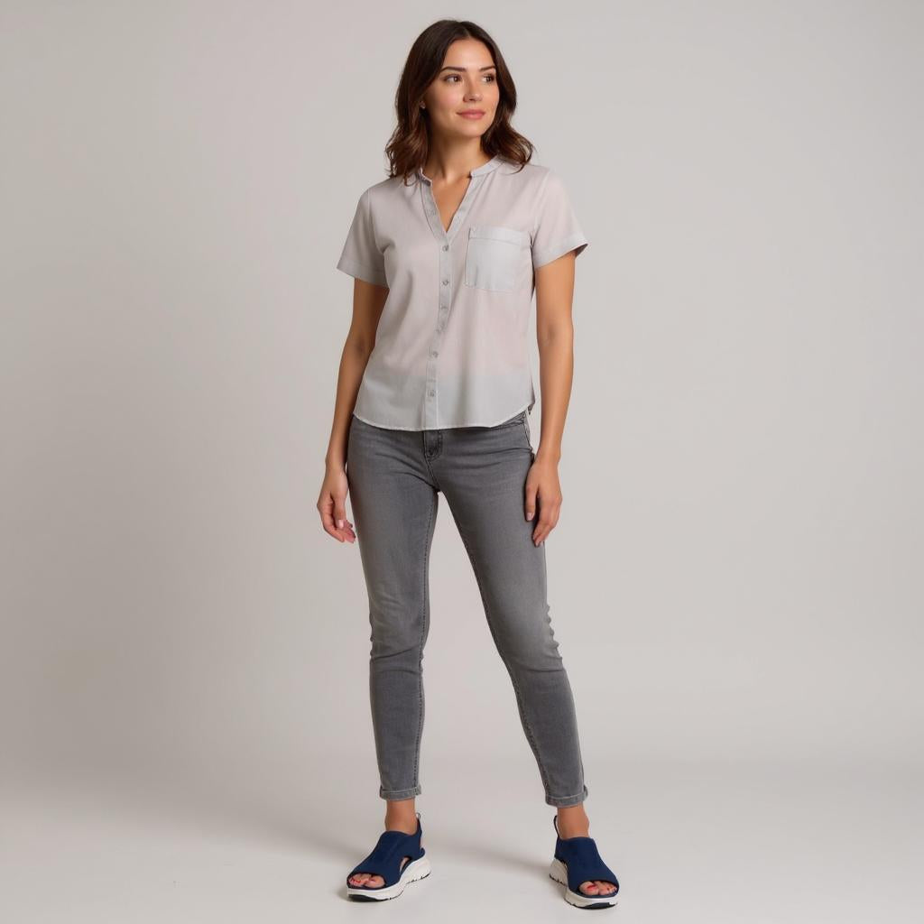 Sportliche blaue Sandale mit atmungsaktivem Mesh-Design, offenem Zehenbereich und dicker weißer Sohle für Komfort und Freizeit