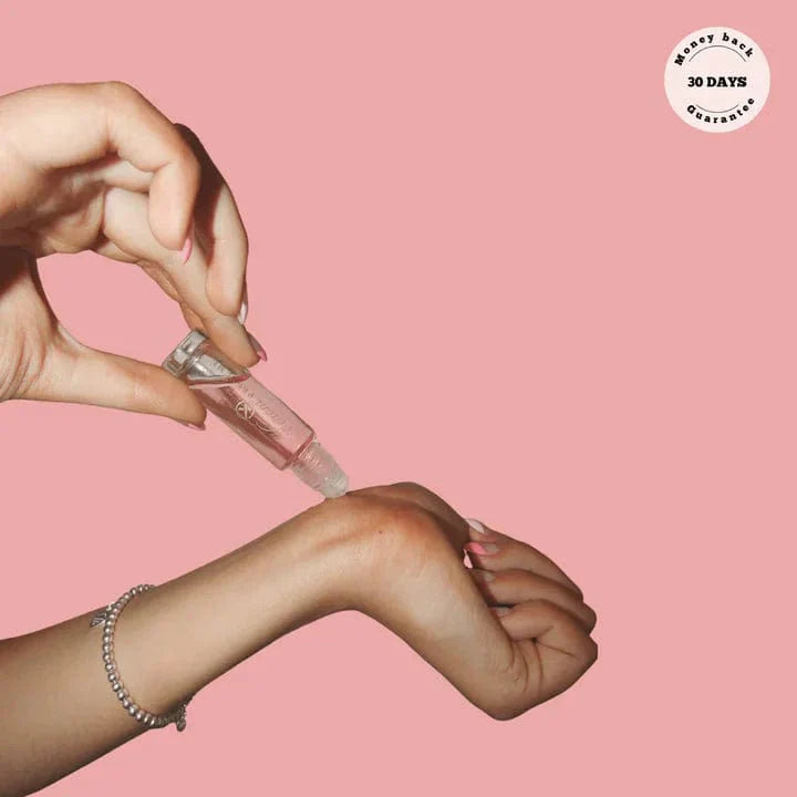 handlicher 10 ml Duft-Roll-On im eleganten Glasflakon mit natürlicher, langanhaltender Formel – stärkt die Ausstrahlung, zieht Menschen an und kommt mit 30-Tage-Geld-zurück-Garantie.